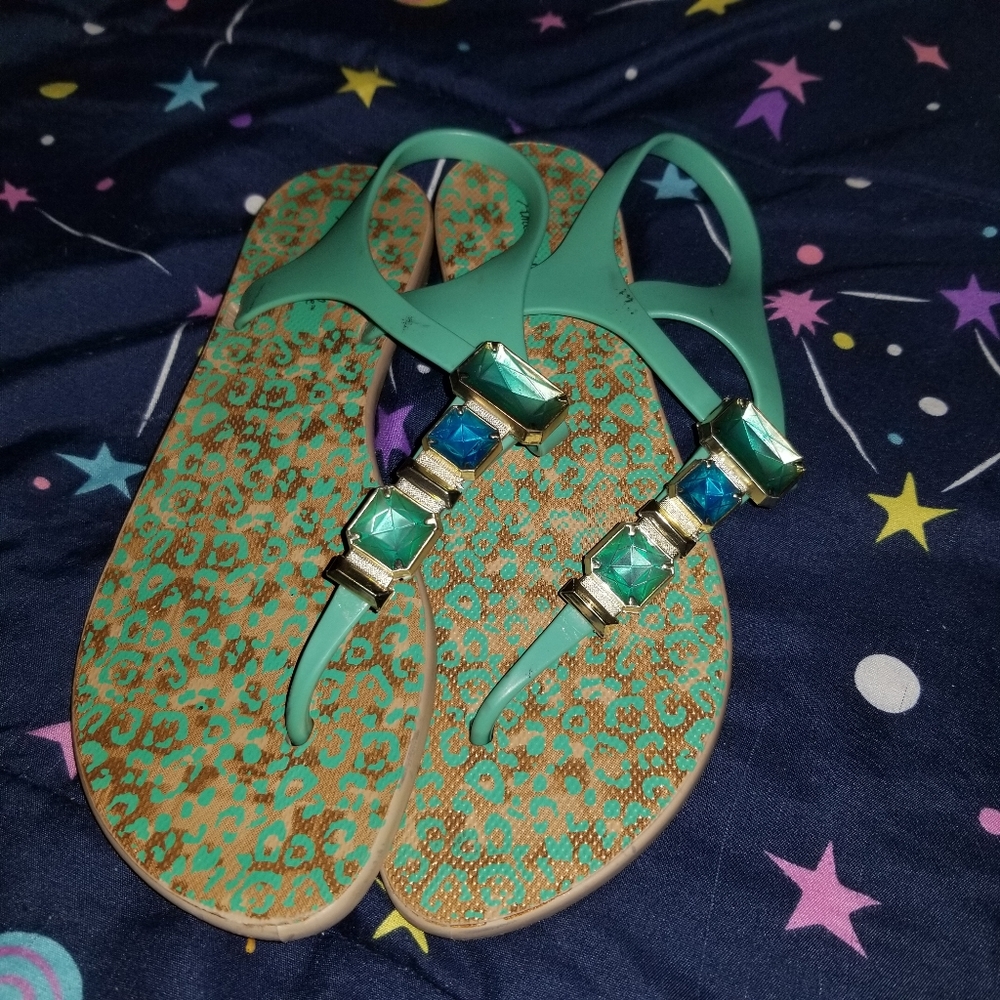 Like new American eagle flip flops